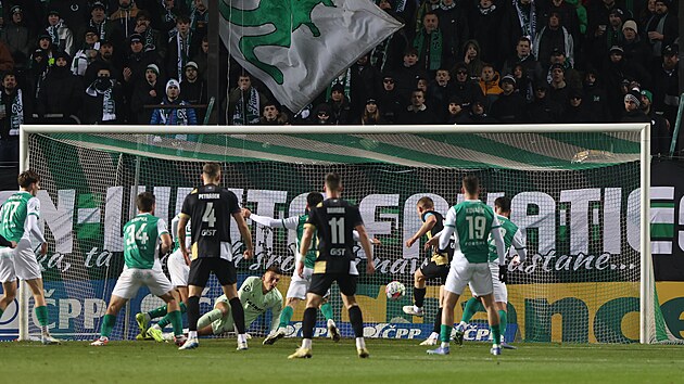 Petr Kode� z Hradce Kr�lov� st��l� g�l do s�t� Bohemians.