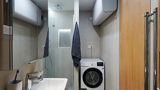 V b�val�m pr�chodu do pokoje je um�st�n� praktick� policov� sk���.