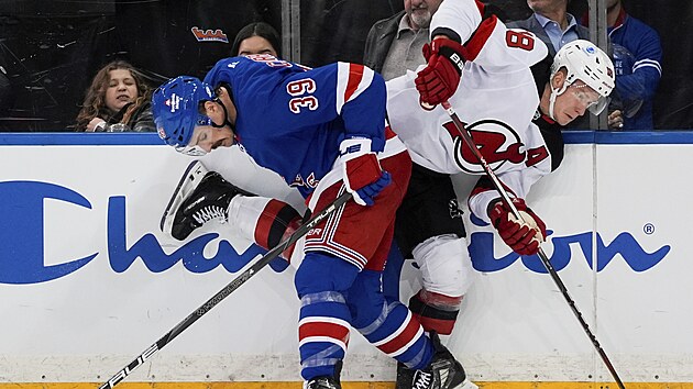 Ond�ej Pal�t (vpravo) z New Jersey v souboji se Samem Carrickem z New York Rangers.