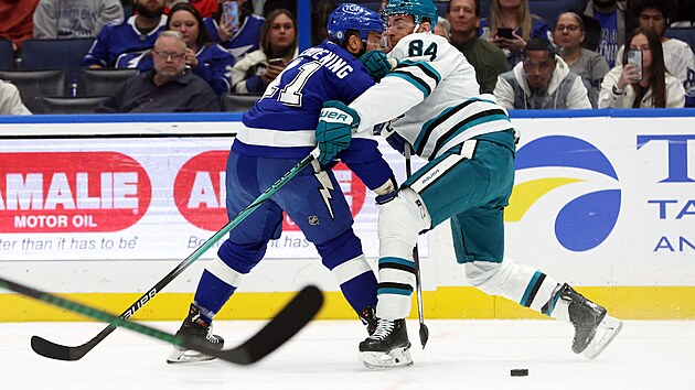 Jan Rutta (vpravo) ze San Jose v souboji s Lukem Glendeningem z Tampa Bay.