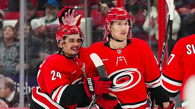 Martin Neas (vpravo) z Caroliny se raduje se spoluhrem Sethem Jarvisem z glu v zpase s Coloradem.