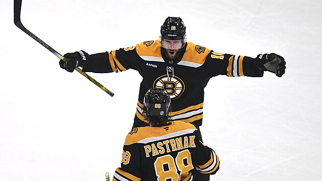 Pavel Zacha (nahoe) z Bostonu se raduje se spoluhrem Davidem Pastrkem z glu v zpase s Detroitem.