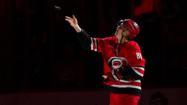 Martin Neas z Caroliny s po utkn s Coloradem.