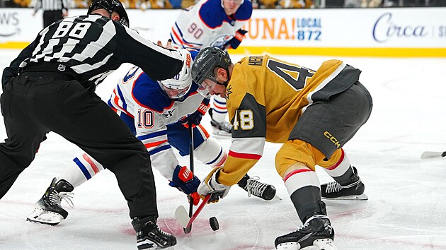 Tom� Hertl (vpravo) z Vegas na vhazov�n�  s Derekem Ryanem z Edmontonu.