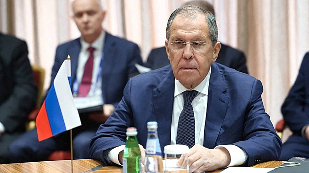 Rusk� ministr zahrani�� Sergej Lavrov na sch�zce s �r�nsk�m a tureck�m prot�j�kem. (7. prosince 2024)
