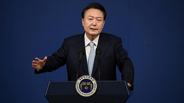 Jihokorejsk� prezident Jun Sok-jol v zemi vyhl�sil stann� pr�vo. Opozi�n� Demokratickou stranu obvinil ze sympati� v��i Severn� Koreji. (3. prosince 2024)