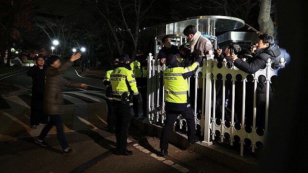 Jihokorejsk� prezident Jun Sok-jol v zemi vyhl�sil stann� pr�vo. Opozi�n� Demokratickou stranu obvinil ze sympati� v��i Severn� Koreji. (3. prosince 2024)