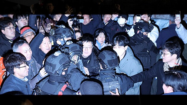 Jihokorejsk� prezident Jun Sok-jol v zemi vyhl�sil stann� pr�vo. Opozi�n� Demokratickou stranu obvinil ze sympati� v��i Severn� Koreji. (3. prosince 2024)