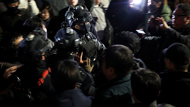 Jihokorejsk� prezident Jun Sok-jol v zemi vyhl�sil stann� pr�vo. Opozi�n� Demokratickou stranu obvinil ze sympati� v��i Severn� Koreji. (3. prosince 2024)