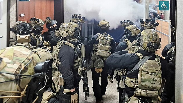 Voj�ci vstoupili do jihokorejsk�ho parlamentu, kde se hlasuje o stann�m pr�vu. Na st�e�e budovy p�ist�vaj� vrtuln�ky, na m�st� vl�dne chaos. (3. prosince 2024)