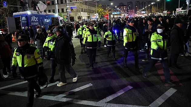 Jihokorejsk prezident Jun Sok-jol v zemi vyhlsil stann prvo. Opozin Demokratickou stranu obvinil ze sympati vi Severn Koreji. (3. prosince 2024)