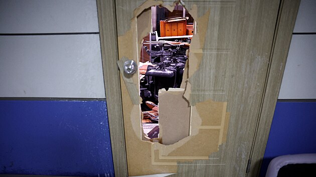 Jihokorejsk� vl�da se na zased�n� shodla na zru�en� stann�ho pr�va, kter� vyhl�sil prezident Jun Sok-jol. Do parlamentu p�edt�m vstoupili voj�ci. (3. prosince 2024)