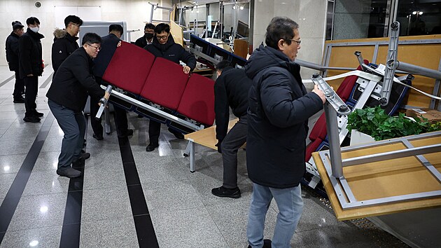 Jihokorejsk� vl�da se na zased�n� shodla na zru�en� stann�ho pr�va, kter� vyhl�sil prezident Jun Sok-jol. Do parlamentu p�edt�m vstoupili voj�ci. (3. prosince 2024)