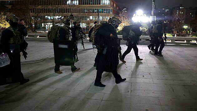 Jihokorejsk� vl�da se na zased�n� shodla na zru�en� stann�ho pr�va, kter� vyhl�sil prezident Jun Sok-jol. Do parlamentu p�edt�m vstoupili voj�ci. (3. prosince 2024)