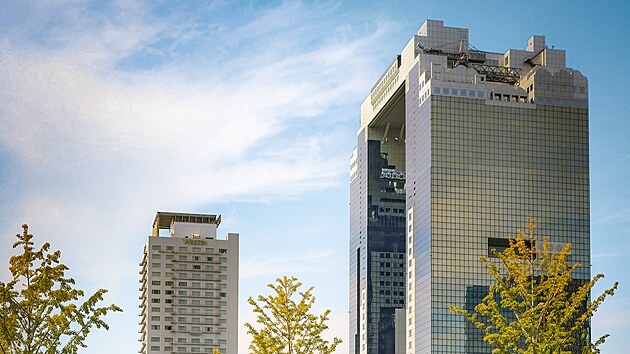 �saka je velmi �ist�, cht�lo by se ��ct a� nabl�skan�. Takov� pohled se �lov�ku naskytne po v�stupu z hlavn�ho n�dra�� ve �tvrti Umeda.