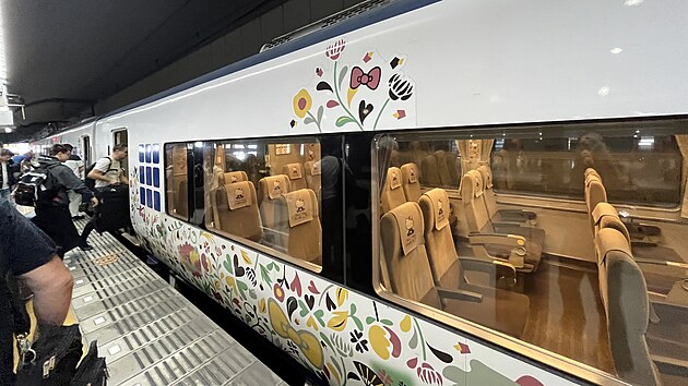 Z Kj�ta do �saky n�s dovezl vlak s motivem ko�i�ky Helo Kitty.