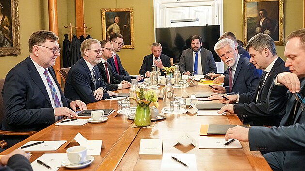 Premi�r Petr Fiala a ministr financ� Zbyn�k Stanjura na jedn�n� s prezidentem Petrem Pavlem o rozpo�tu na rok 2025. (9. prosince 2024)