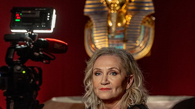 Novin��sk� prohl�dka v�stavy Tutanchamon v Pra�sk�m veletr�n�m are�lu. Hrobka a jej� poklady p�edstavuj� nejv�t�� archeologick� objev sv�ta. Na fotografii zp�va�ka a here�ka B�ra Basikov�. (6. prosince 2024)