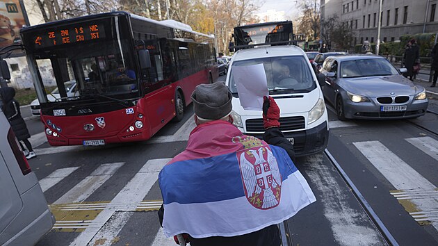 Demonstranti blokuj� dopravu a uct�vaj� pam�tku ob�t� z��cen� st�echy �eleznice. Na plak�tech stoj�: �M�te na rukou krev!� (6. prosince 2024)