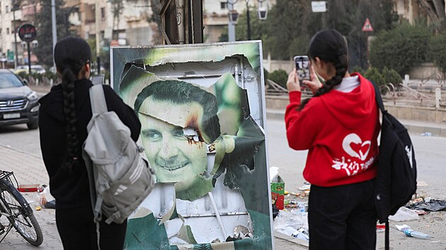 Sy�an� v m�st� K�mi�l� slav� konec autorit��sk�ho re�imu prezidenta Ba��ra Asada. (8. prosince 2024)