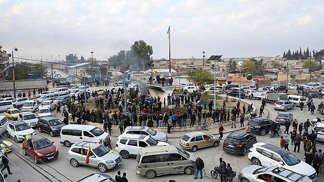 Sy�an� v m�st� K�mi�l� slav� konec autorit��sk�ho re�imu prezidenta Ba��ra Asada. (8. prosince 2024)