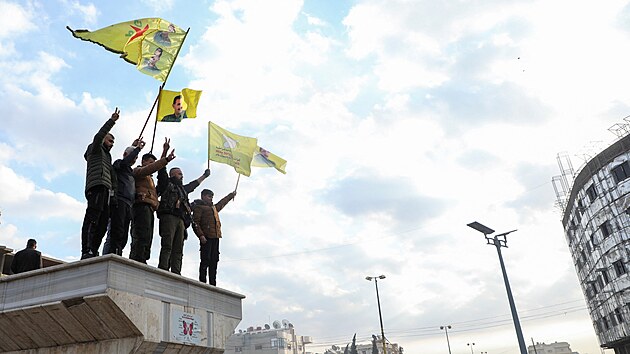 Sy�an� v m�st� K�mi�l� slav� konec autorit��sk�ho re�imu prezidenta Ba��ra Asada. (8. prosince 2024)