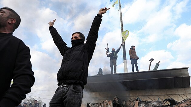 Sy�an� v m�st� K�mi�l� slav� konec autorit��sk�ho re�imu prezidenta Ba��ra Asada. (8. prosince 2024)