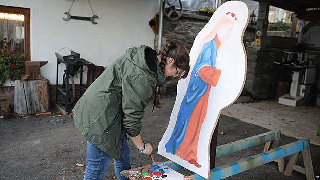 Na samotnm betlmu pracovali nadenci z Dolejho Tova zhruba ti msce. Je pbhem jejich sboru dobrovolnch  hasi. Malovn postaviek bylo v reii dvou uitelek.