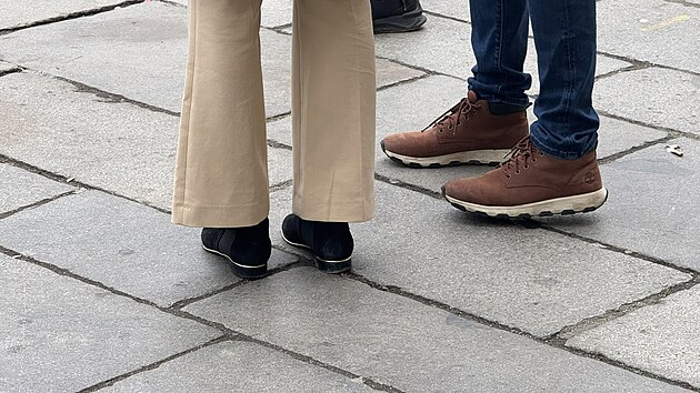 Chodn�ky ve zrekonstruovan� Zbrojnick� ulici v Plzni bude nutn� je�t� poopravit. Mezi deskami toti� nejsou rovnom�rn� sp�ry. (2. prosince 2024)