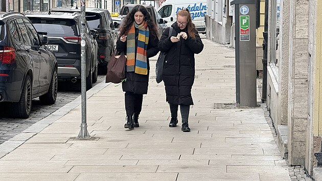 Chodn�ky ve zrekonstruovan� Zbrojnick� ulici v Plzni bude nutn� je�t� poopravit. Mezi deskami toti� nejsou rovnom�rn� sp�ry. (2. prosince 2024)