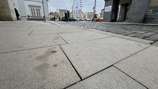 Chodn�ky ve zrekonstruovan� Zbrojnick� ulici v Plzni bude nutn� je�t� poopravit. Mezi deskami toti� nejsou rovnom�rn� sp�ry. (2. prosince 2024)