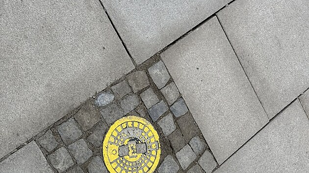 Chodn�ky ve zrekonstruovan� Zbrojnick� ulici v Plzni bude nutn� je�t� poopravit. Mezi deskami toti� nejsou rovnom�rn� sp�ry. (2. prosince 2024)