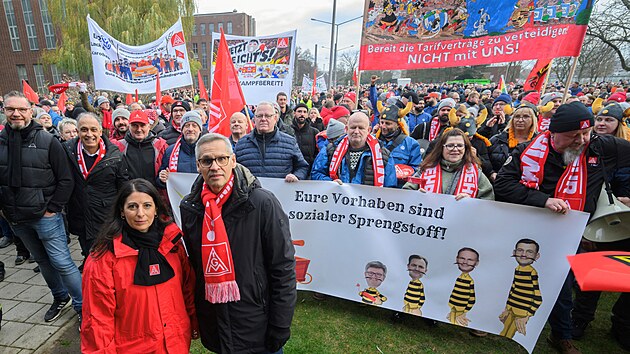 Odborářka Daniela Cavallová a její kolega Thorsten Gröger během demonstrace proti úsporným opatřením v ústředí VW ve Wolfsburgu (2. prosince 2024)