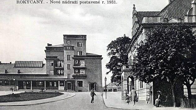 Dobov� pohlednice novostavby rokycansk� stanice postaven� v roce 1931