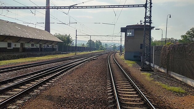 Stanice Rokycany. Koleje vlevo pat�� Z�padn� dr�ze z Plzn� do Prahy, kolej vpravo m�stn� dr�ze Rokycany � Nezv�stice.