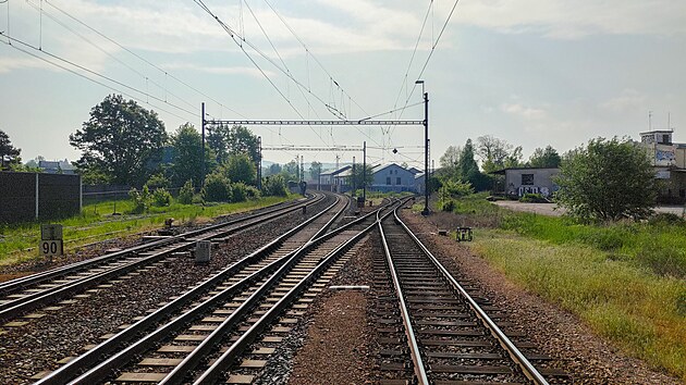 Pra�sk� zhlav� stanice Rokycany. Koleje vlevo vedou p�es Beroun do Prahy, kolej vpravo do Nezv�stic.