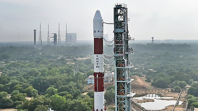 Indick� nosi� PSLV-XL s n�kladem dvou dru�ic mise Proba-3 p�ipraven� ke startu