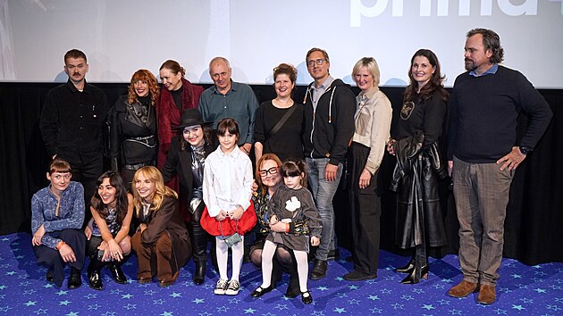 Herci a tv�rci na p�edstaven� seri�lu N�hradn�ci