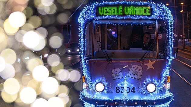 Po cel� advent a� do T�� kr�l�, tedy do pond�l� 6. ledna 2025, mohou cestuj�c� potk�vat v ulic�ch Prahy v�no�n� nazdoben� autobusy a tramvaje. (30. listopadu 2024)