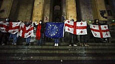 V Tbilisi se rozho�ely násilné protesty v reakci na oznámení vlády, �e hodlá...