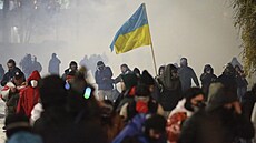 V Tbilisi se rozho�ely násilné protesty v reakci na oznámení vlády, �e hodlá...