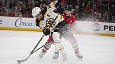 David Pastr�ák z Bostonu (vlevo) a Connor Murphy z Chicago.