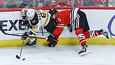 Brad Marchand (vlevo) z Bostonu a Connor Murphy (z Chicaga vv souboji u...