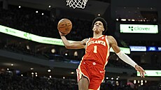 Zakon�ení si u�ívá Jalen Johnson z Atlanty.