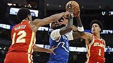 Bobby Portis z Milwaukee se sna�í udr�et mí� proti dvojici De�Andre Hunter a...