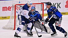 Tomá Marcinko (vlevo) z Brna v utkání proti Vítkovicím. V brance je Luká...