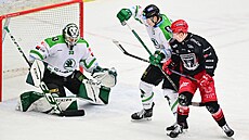 Boleslavskou branku hájí Jan Rika, kterému pomáhá  Alex Lintuniemi. Vpravo...