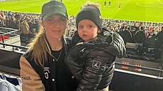 Kristýna Hancková se synem Adamem v hlediti na stadionu Feyenoordu Rotterdam.