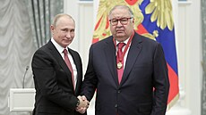 Ali�er Usmanov (vpravo) má k Vladimiru Putinovi velmi blízko.