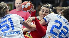 Markéta Je�ábková a Markéta �ustá�ková urputn� brání srbskou soupe�ku Katarinu...
